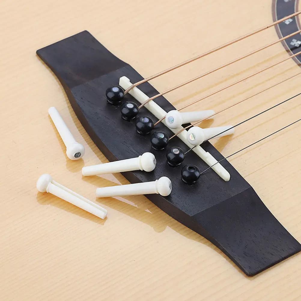6 Pezzi Perni per Ponte di Chitarra Acustica in Plastica Bianca per Migliorare Tono, Sustain, Volume e Chiarezza per Chitarra Folk, Classica e Ukulele