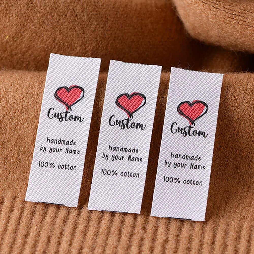 Etichetta in cotone personalizzata morbida e lavabile 20x60 mm piegata per pantaloncini in denim, cut-off – Etichetta ecologica per abbigliamento