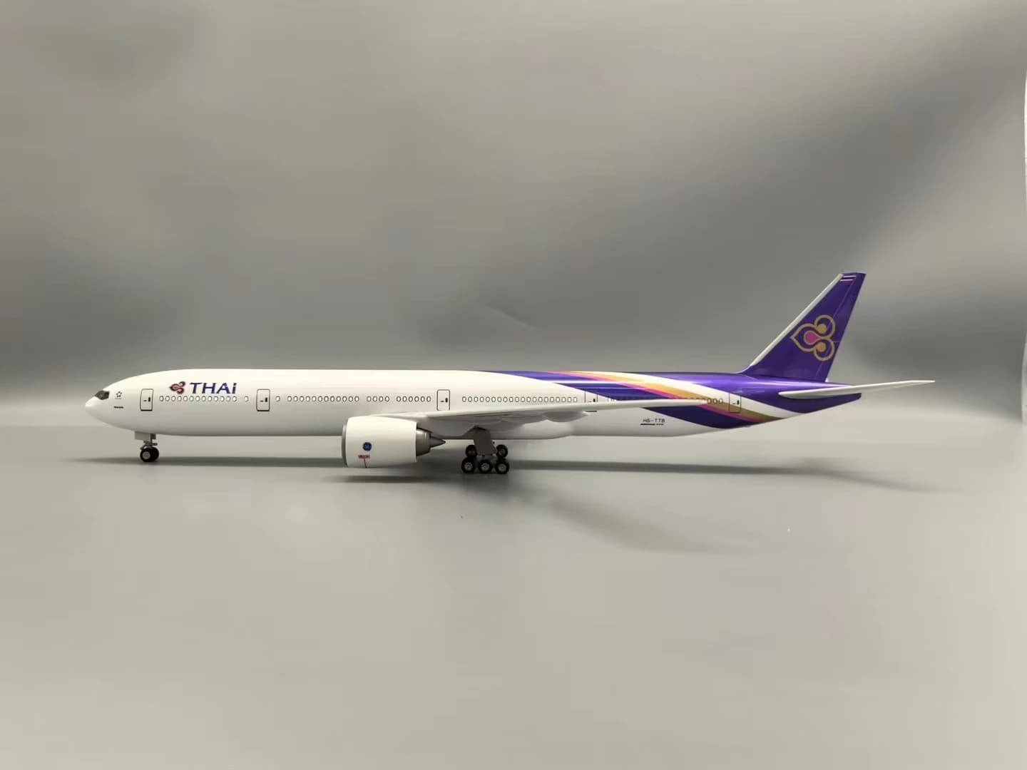 Modellino Aereo B777 Thai Airways in Resina Scala 1/157 (47cm) con Luci LED e Base - Kit per Adulti, Divertente Esposizione e Souvenir