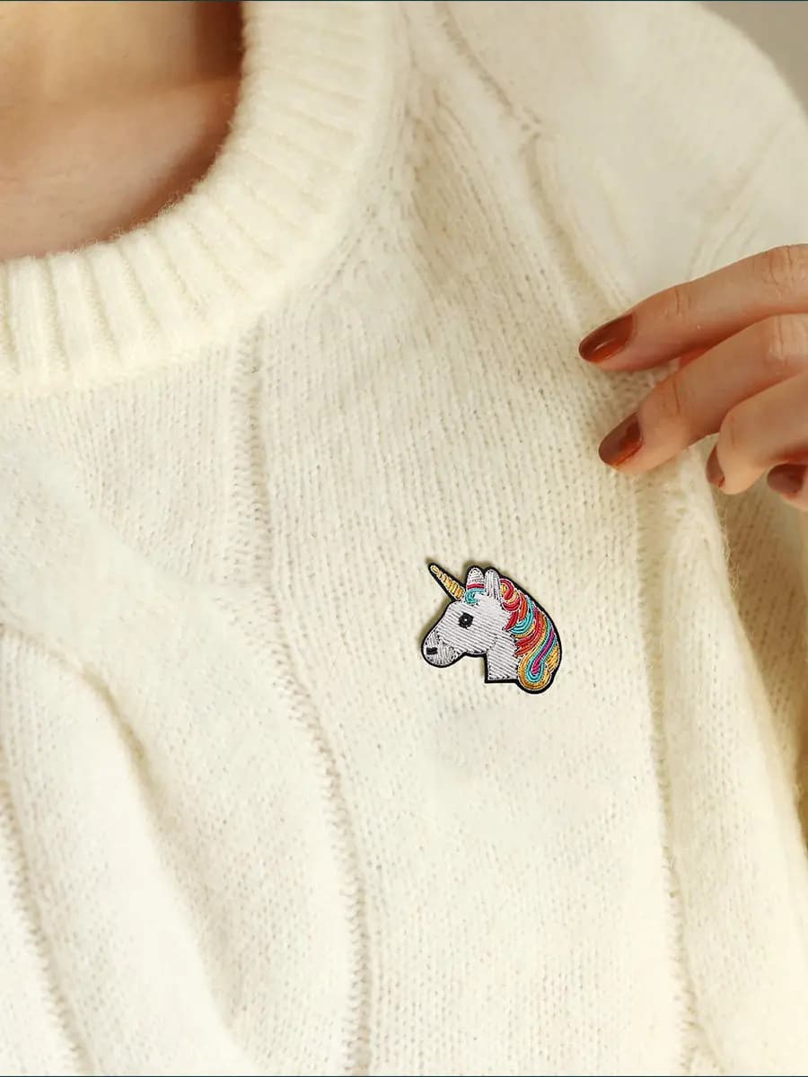 Spilla unicorno ricamata a mano, delicata, accessorio di tendenza per vestiti, cappelli e borse