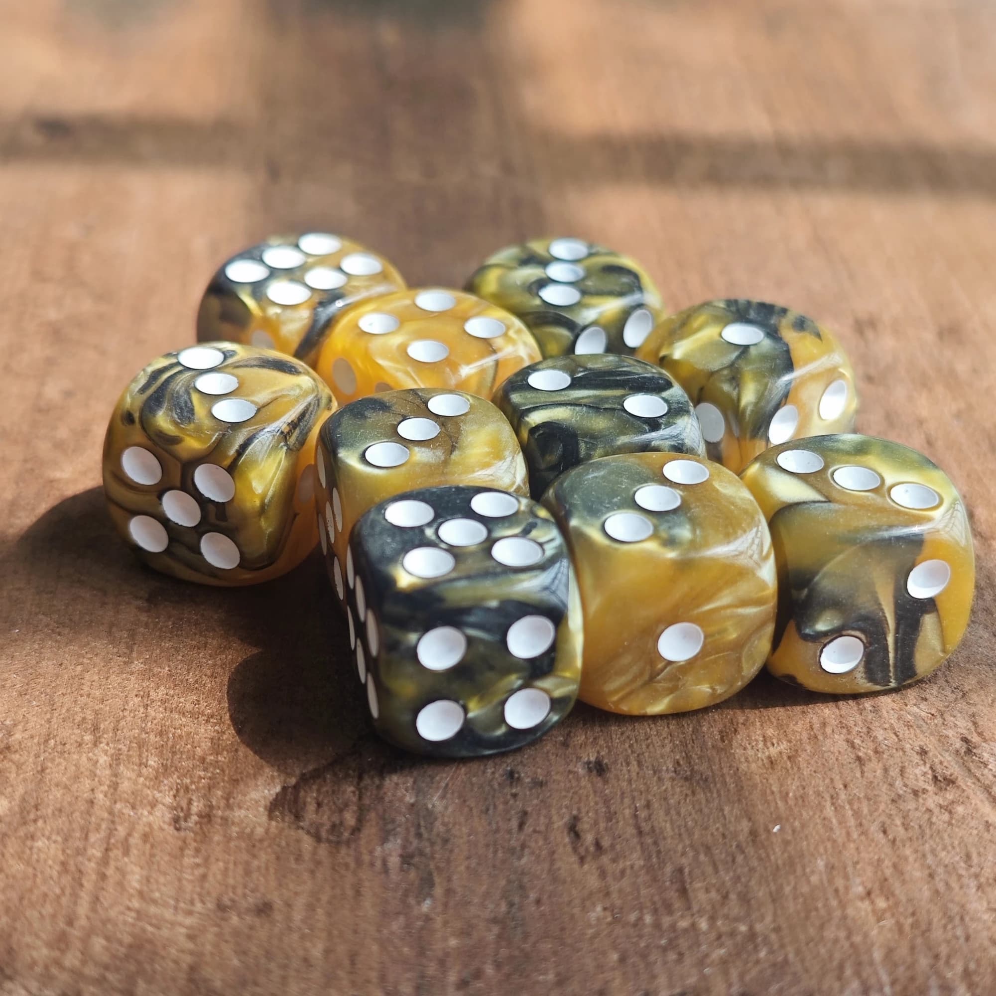 16MM Yellow and Black Points D6 Dice Set Warhammers 40K Dungeons and Dragons Board Game