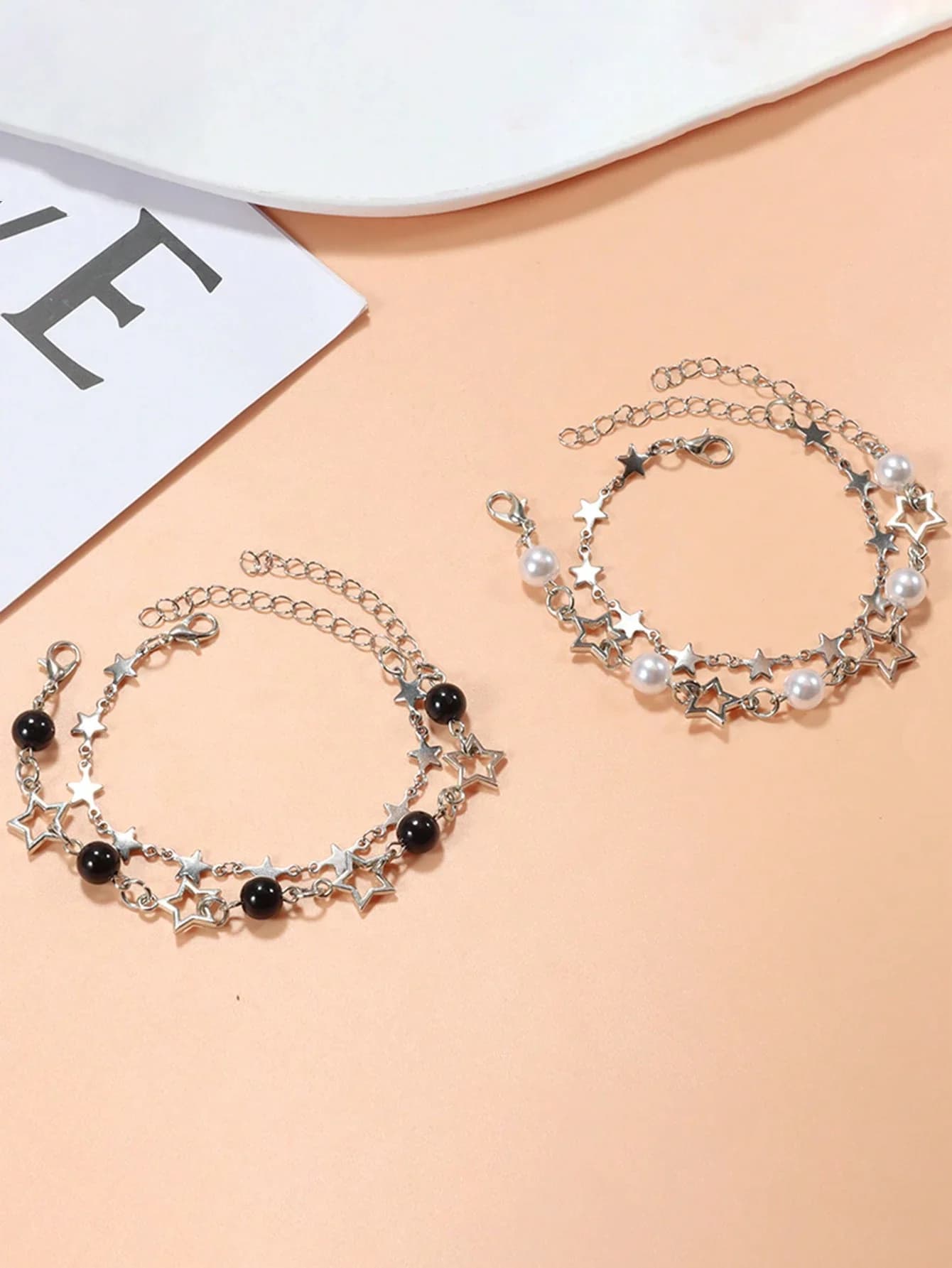 Set di 2 braccialetti con ciondoli a forma di stella e perle finte per donna