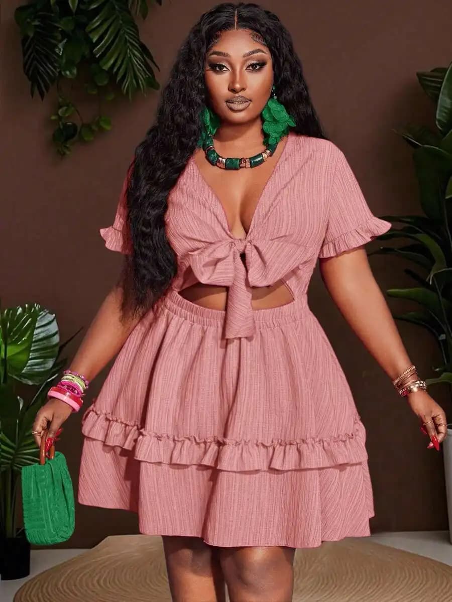 Mini abito rosa con volant, dettaglio con laccetti sul petto e dettagli cut-out, tessuto intrecciato, orlo a trapezio, abbigliamento casual per le vacanze