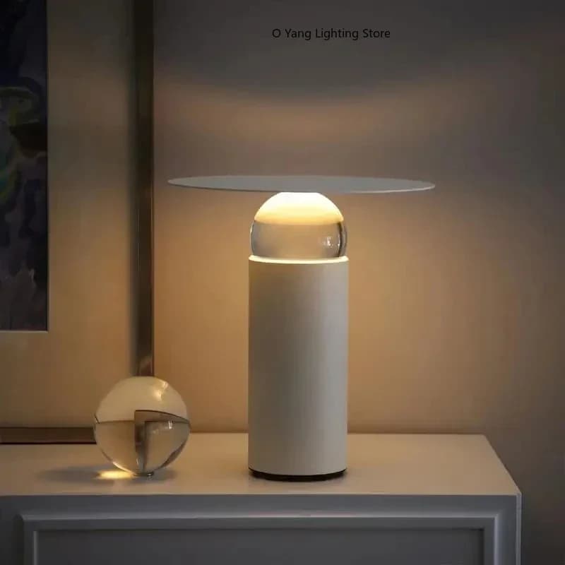 Lampada da scrivania moderna e minimalista per la decorazione del soggiorno Lampada da scrivania con atmosfera a sfera di cristallo da comodino di design postmoderno