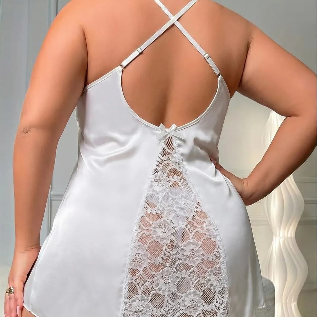 Camicia da Notte Sexy in Raso Bianco con Pizzo e Spalline Incrociate sulla Schiena per Donna Taglie Forti, con Perizoma Incluso, per Abbigliamento da Notte
