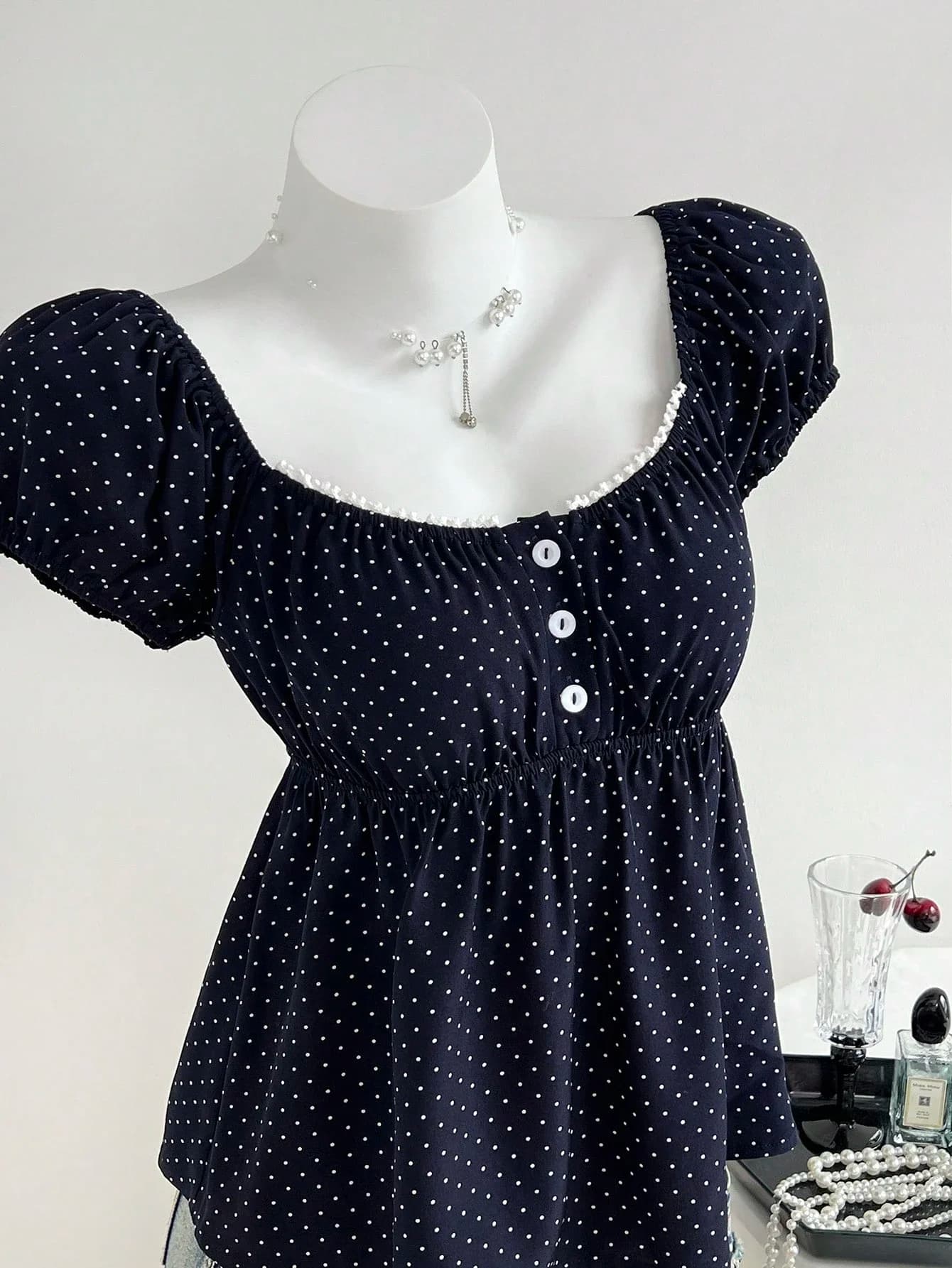 Camicetta da donna a maniche corte con scollo quadrato e pois, con bottoni