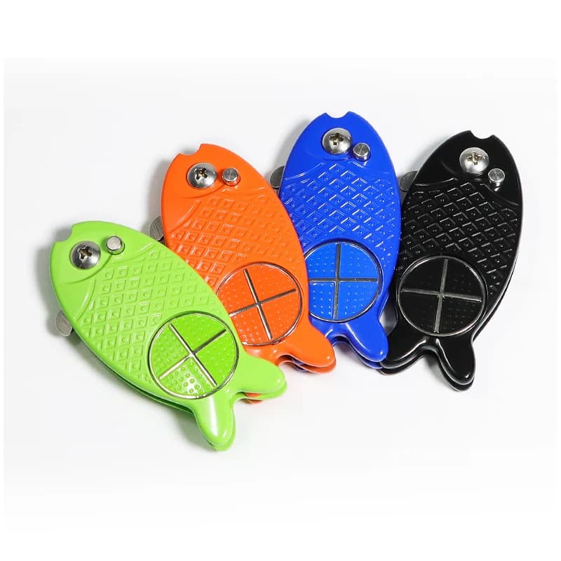Strumento di riparazione pieghevole per divot da golf costruito con un pennarello magnetico con materiale in acciaio inossidabile e in lega di zinco a forma di pesce per esercitarsi