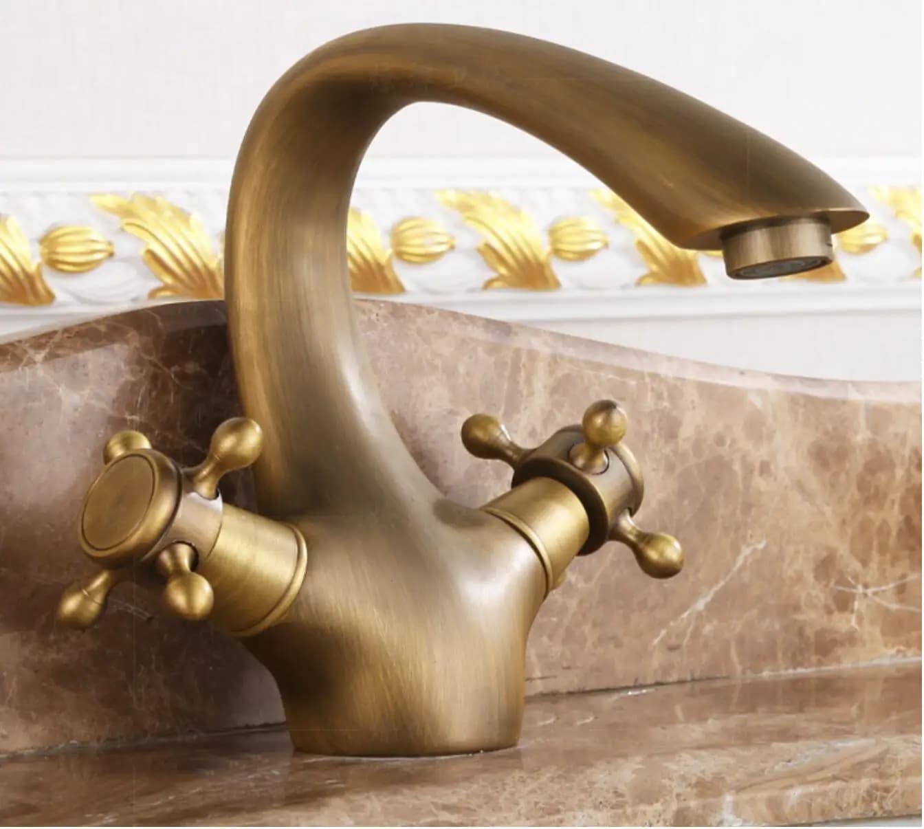 Rubinetti per lavabo antichi in ottone massiccio stile europeo Miscelatore caldo e freddo Miscelatore per lavabo Doppia maniglia Gru per WC monoforo