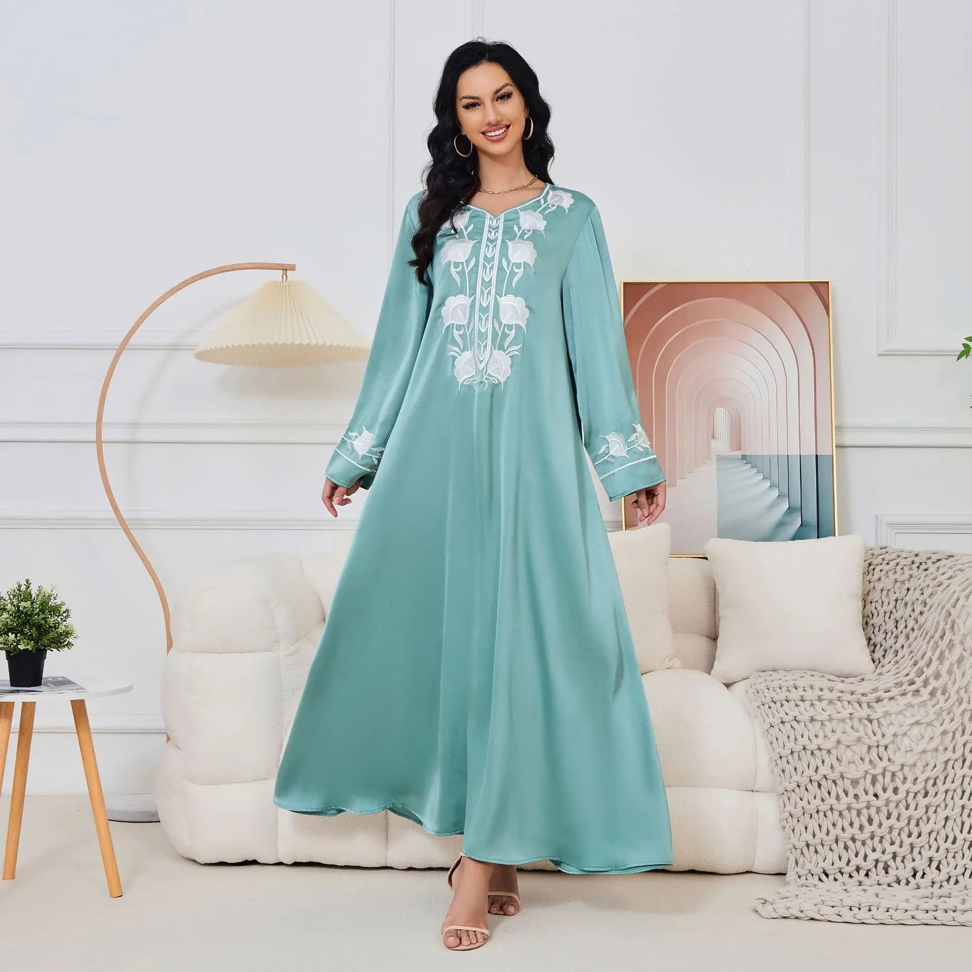 Abito musulmano lungo mediorientale da donna Nuovo abito a pendolo ricamato alla moda Abito esotico Abaya