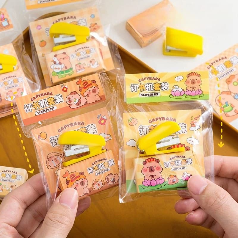 Kit Mini Cucitrici a Tema Capibara Carino, Portatili e Compatti per Materiale Scolastico e Cancelleria da Ufficio