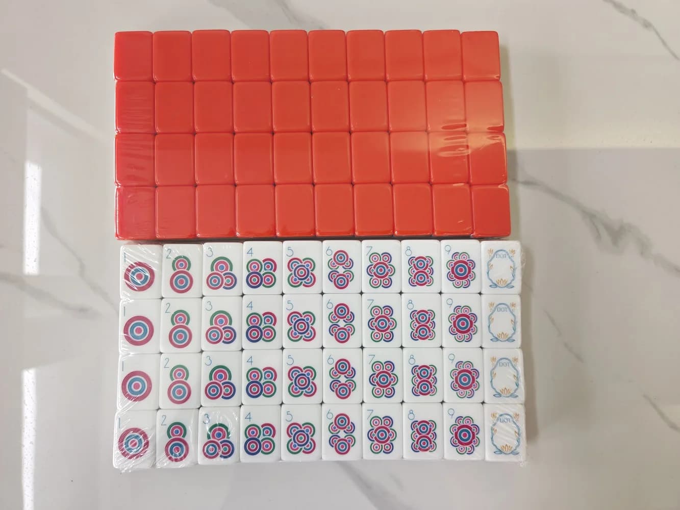 Set Mahjong Americano di Lusso in Acrilico Arancione a 4 Strati con Incisioni, 160 Tessere Portatili, Regalo Sorpresa, Gioco per Famiglia e Tempo Libero