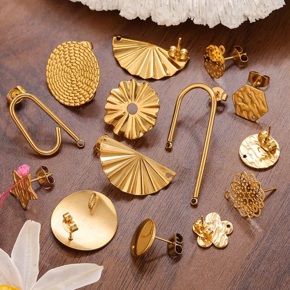 10 pezzi orecchini in acciaio inossidabile placcato oro 18 carati ganci per fiori post orecchini base per forniture per la creazione di gioielli impermeabili all'ingrosso