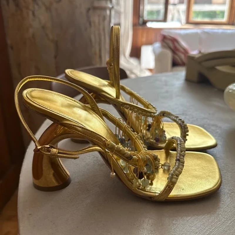 Sandali Donna Estivi 2026 con Tacco Curvo e Ciondolo Bohemien Dorato, Punta Quadrata Aperta e Tacco a Fibbia, Scarpe con Tacco Alto