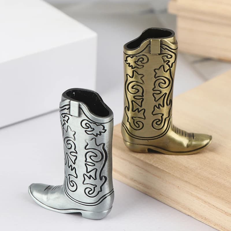 Customized creative metal cigarette stand with boots shape design and engraved motifs for J5 J25, new minimalist gift for men