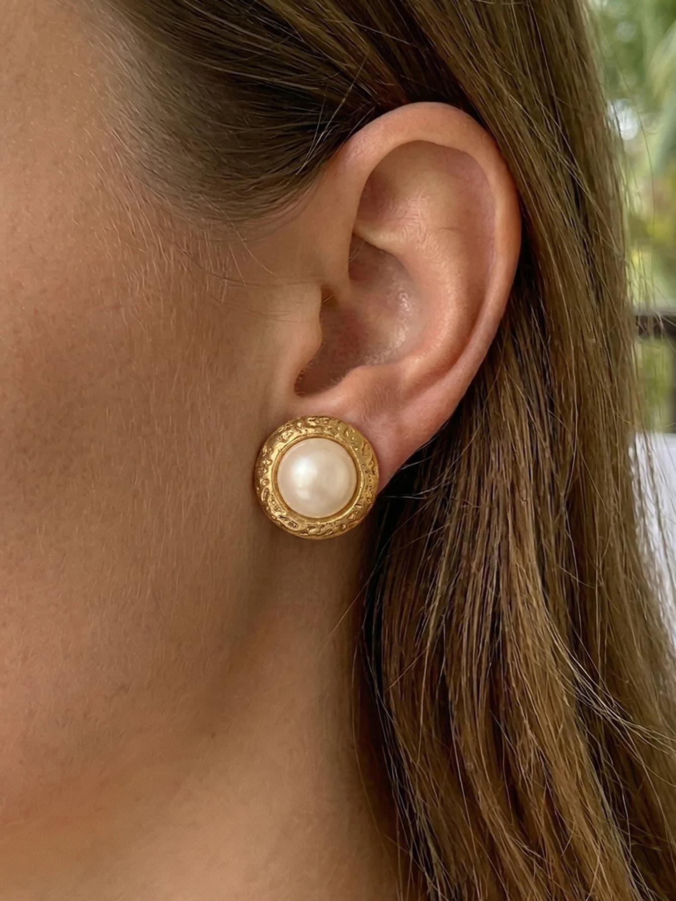Orecchini a Perno Versatili ed Eleganti con Texture Circolare e Perle Bianche Imitate, Gioielli in Acciaio Inossidabile per Donne
