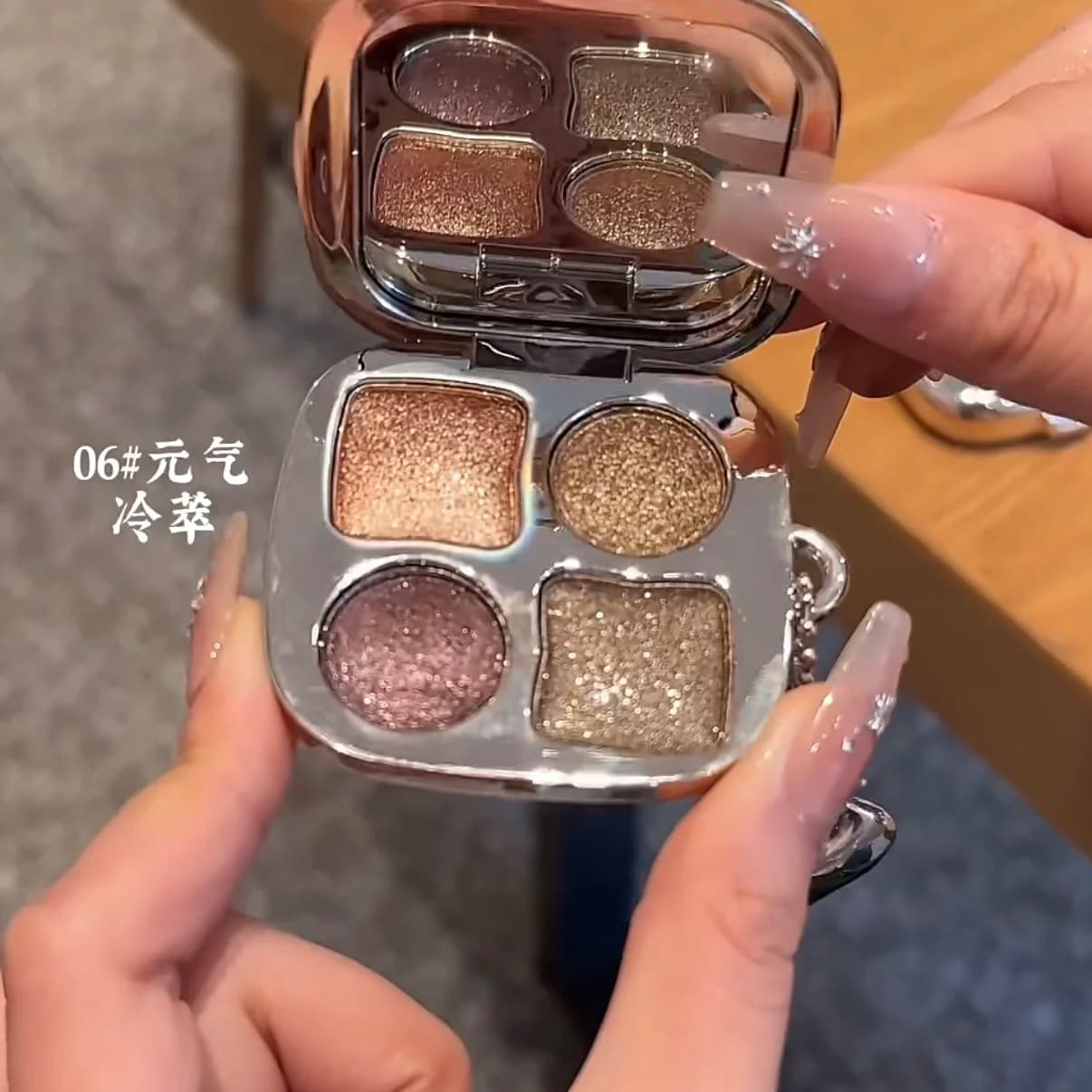 Mini Palette Ombretti Portatile Quattro Colori: Opachi, Perlati, Scintillanti e Effetto Flash per Uso Quotidiano