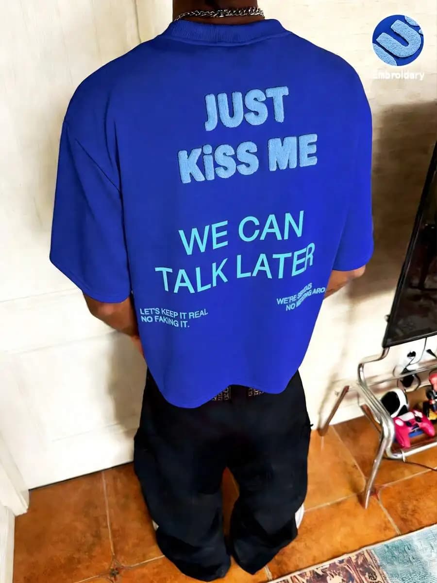 T-shirt blu da uomo ricamata con testo divertente: Bacio mi, possiamo parlare dopo per la festa estiva