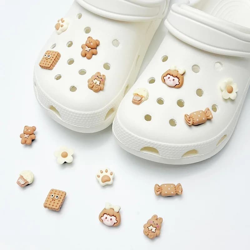 Ciondoli a forma di orsetto per scarpe Clog, decorazioni fai da te a tema cartone animato Kawaii per sandali da spiaggia, scarpe per bambini e donna
