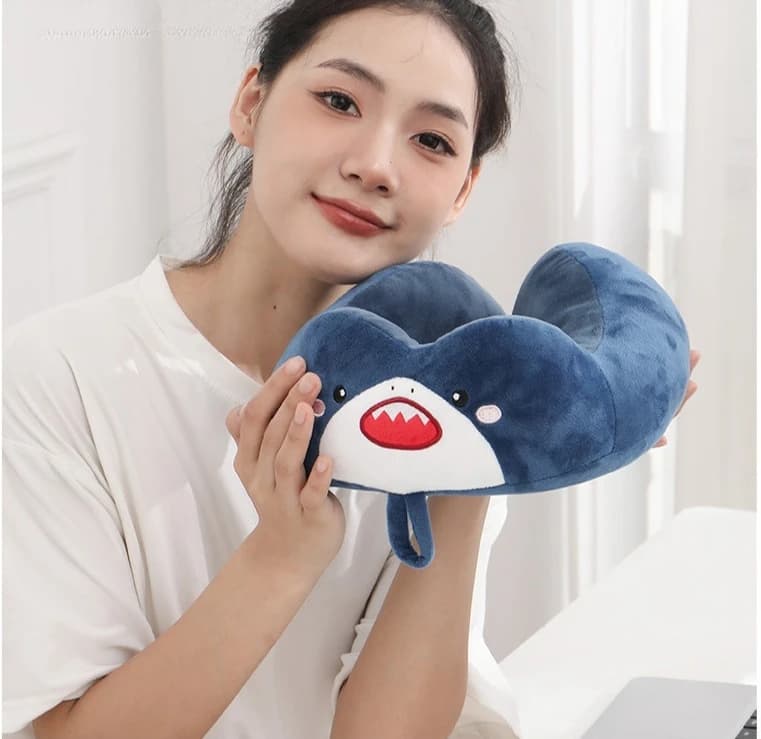 Cuscino per la cura del collo da volo portatile multifunzionale, cuscino da viaggio a forma di U, morbido cuscino corto in peluche per cartoni animati per adulti e bambini