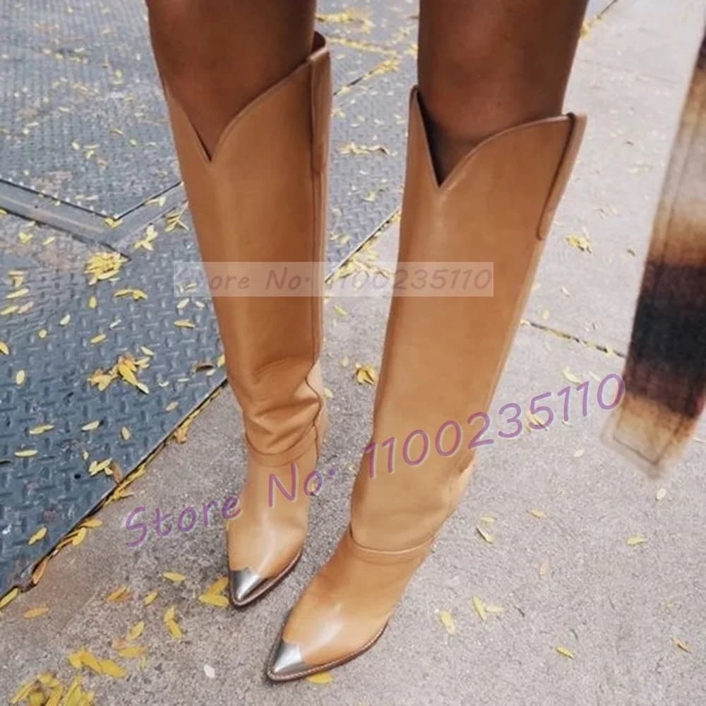 Stivali al ginocchio color argento con punta in metallo marrone chiaro Moda donna Punta a punta Tacco a cono Scarpe da passerella Stivali inclinati per ragazze alla moda