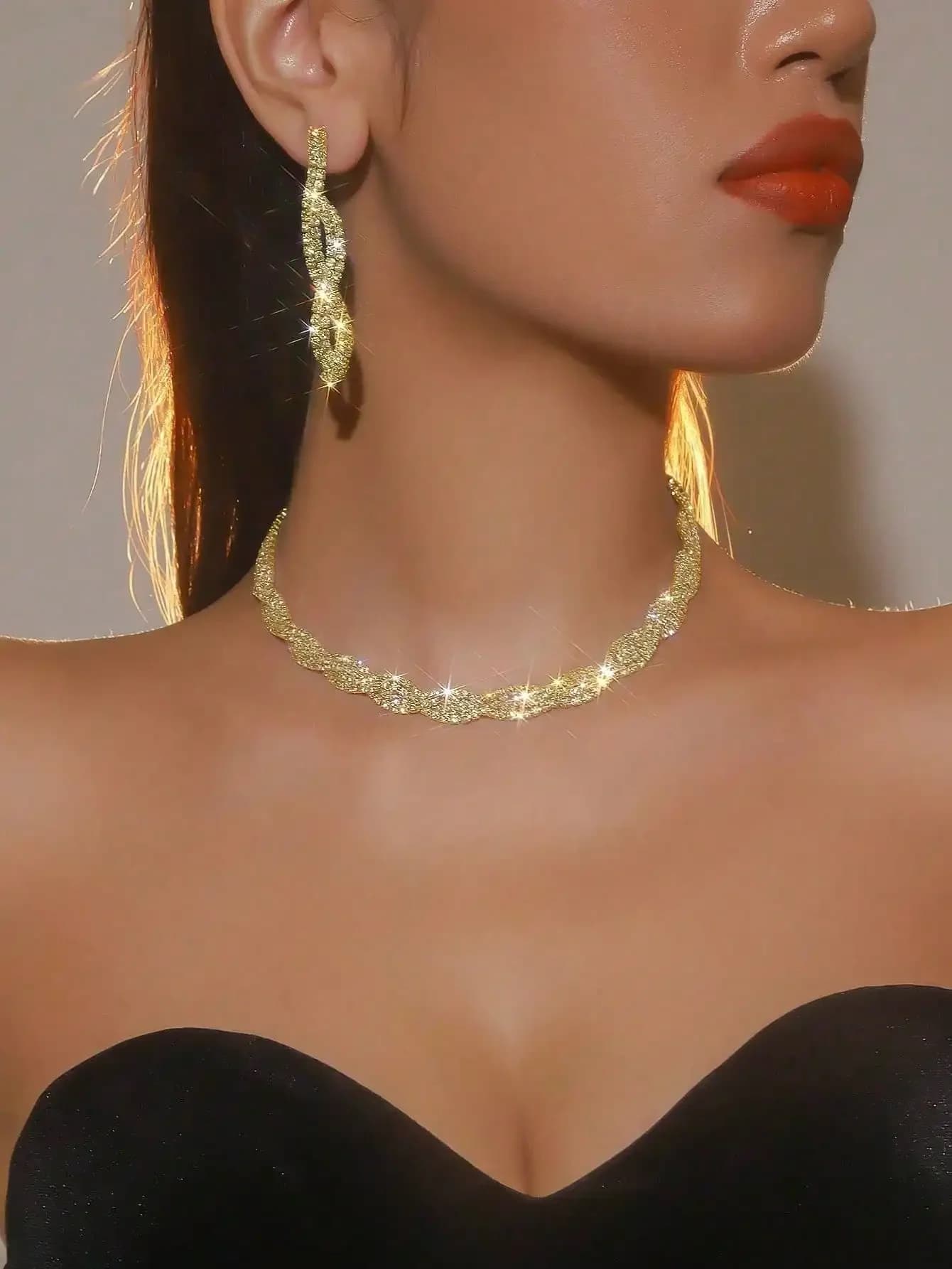 Set di collana girocollo con strass di cristallo dal design intrecciato e orecchini pendenti per donna