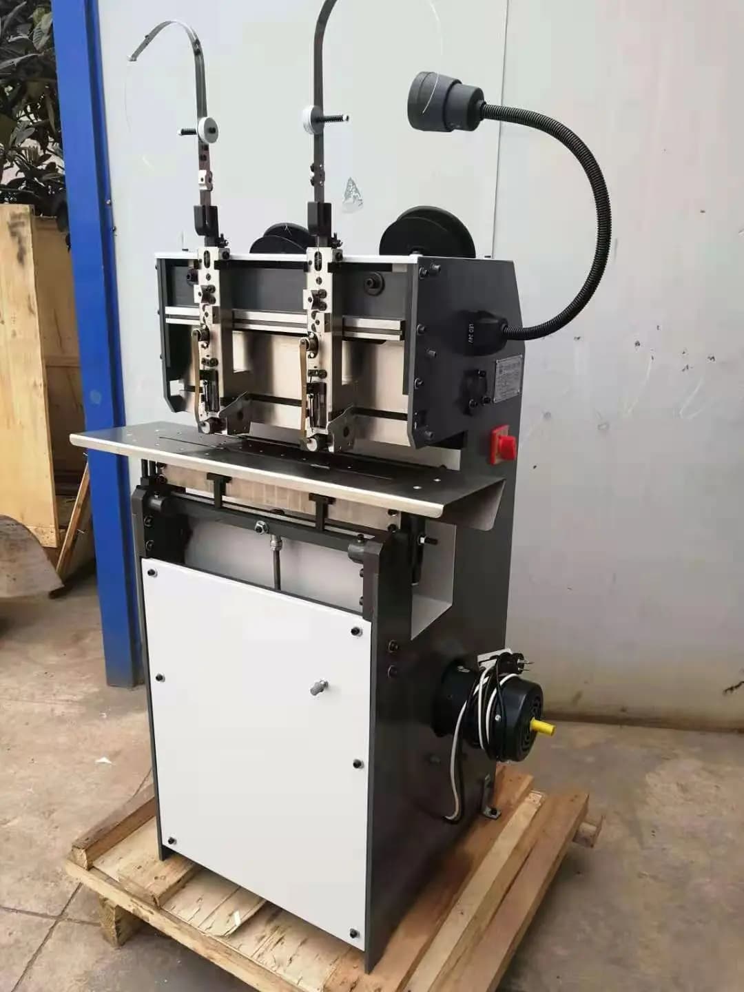 Qike QK-202 Cucitrice semiautomatica a filo a doppia testa Rilegatrice per libri con cucitrice a sella per materiale scolastico e per ufficio