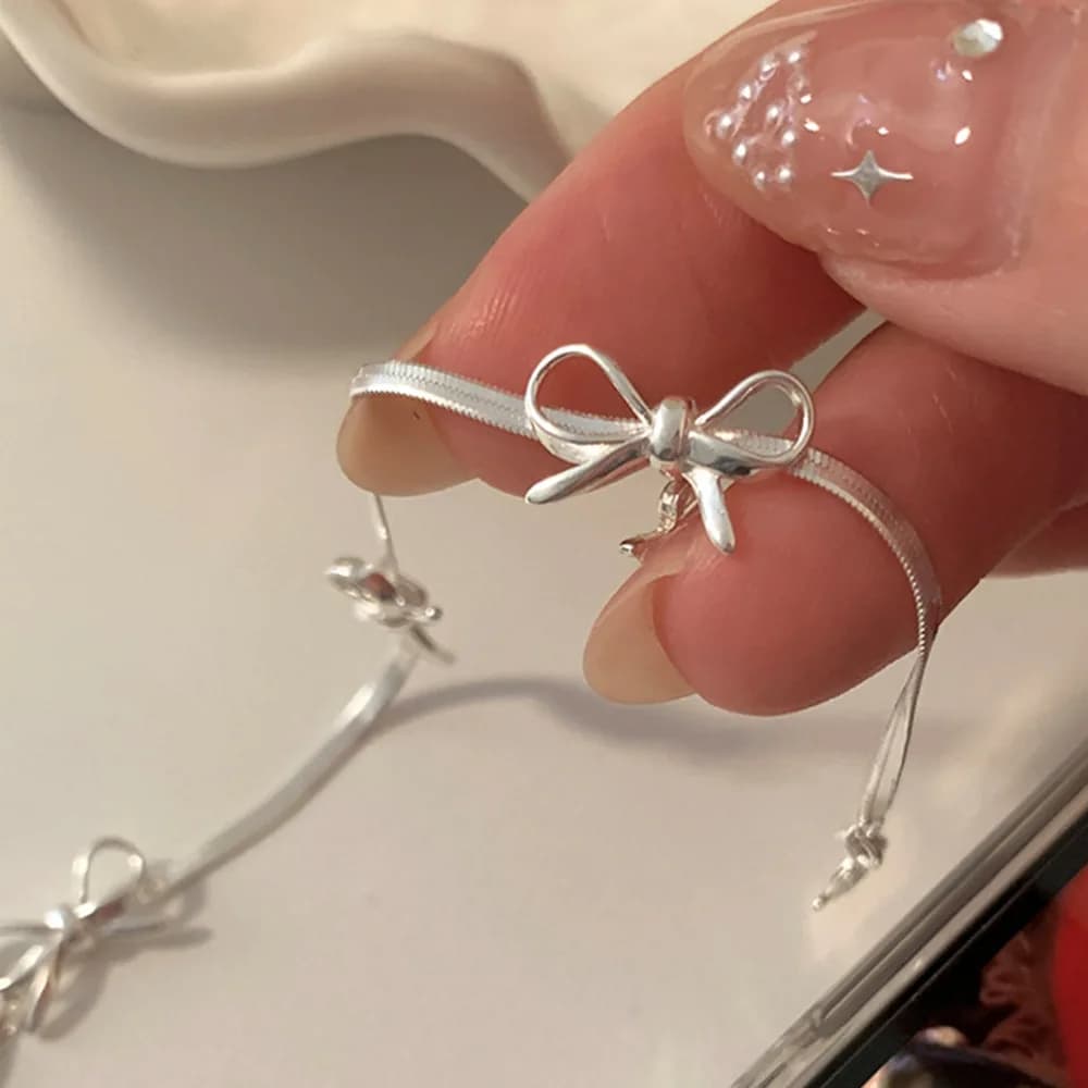 Bracciale con osso di serpente Bowknot per donna, gioielli con temperamento di fascia alta di nicchia di lusso leggero, accessorio Bestie per studenti, bellezza fresca, braccialetto girocollo con fiocco in argento dolce e fresco, gioielli con catena di osso di serpente di fascia alta, accessorio Bestie, argento dolce e fresco estivo in metallo