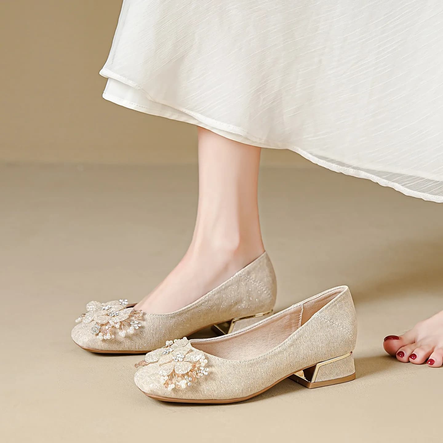 Nuove Scarpe in Stile Cinese con Qipao 2026, Nuove Scarpe da Sposa, Tacco Grosso, Punta Quadrata, Tacco Medio per Donne