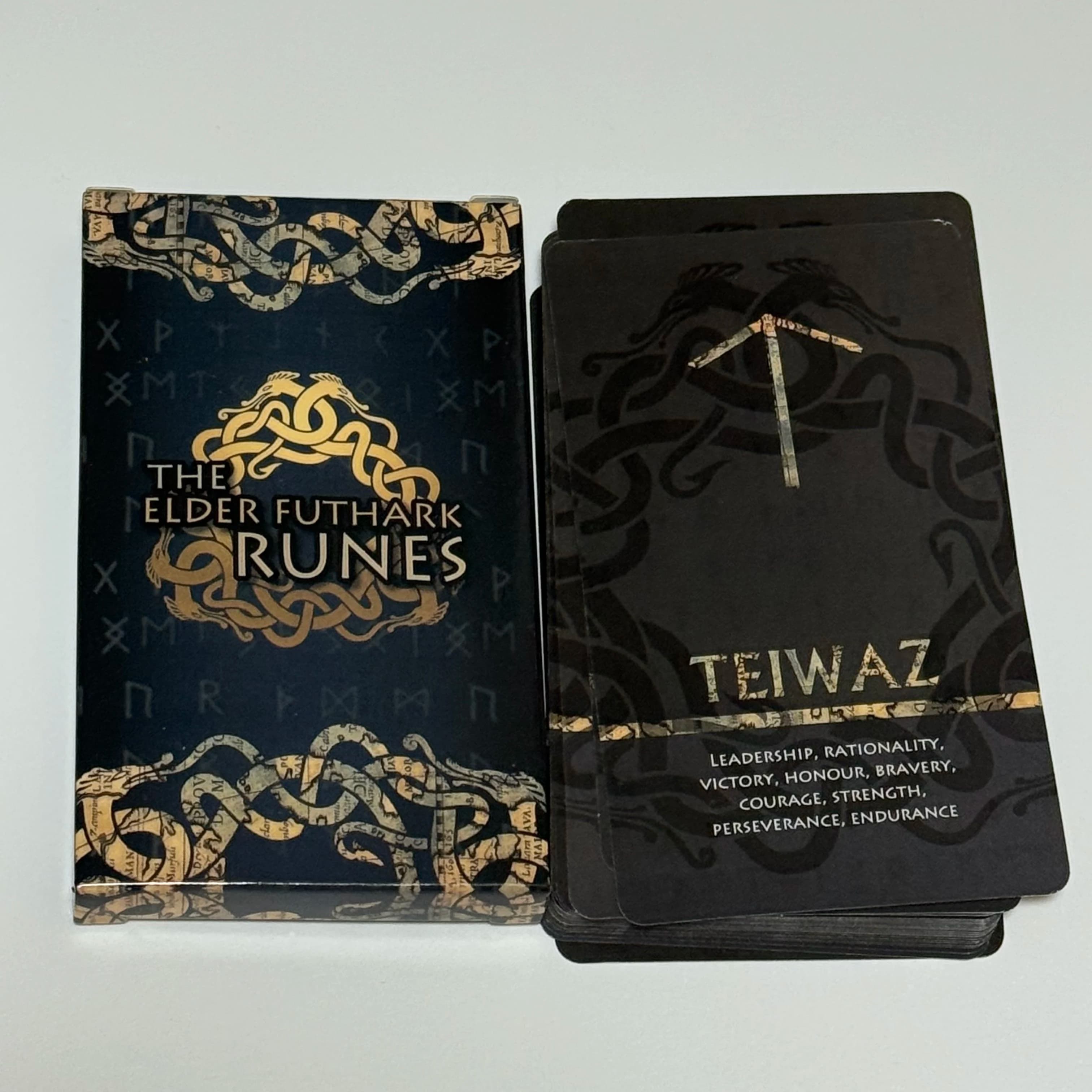 Biglietti Rune Elder Futhark con Mezzi – 25 Carte Oracle della Mitologia Norsa per Racconto e Meditazione