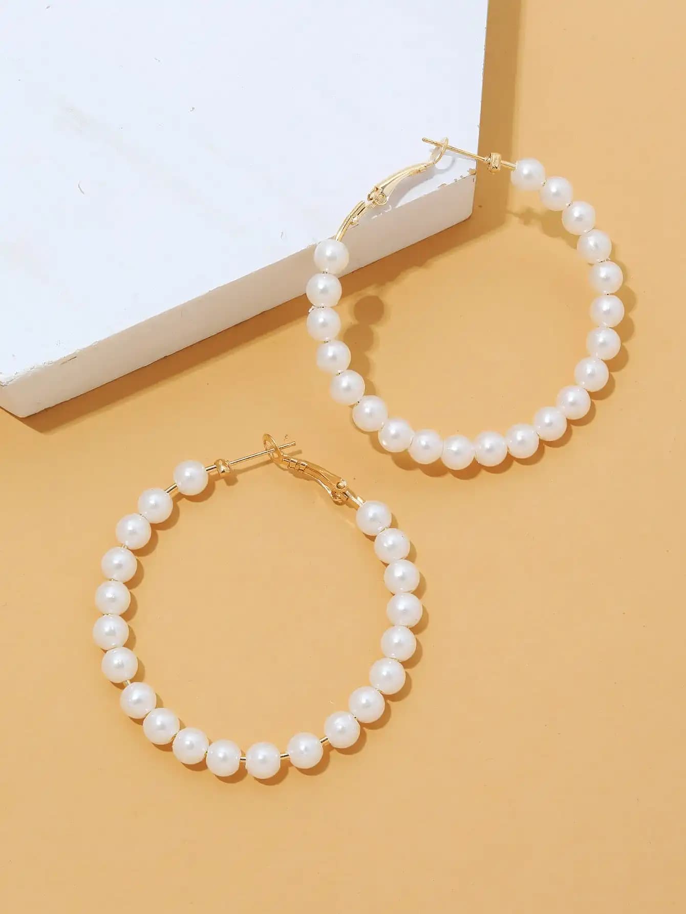 Orecchini a cerchio di lusso placcati in oro con perle finte a filo intero per la collezione di accessori chic da donna