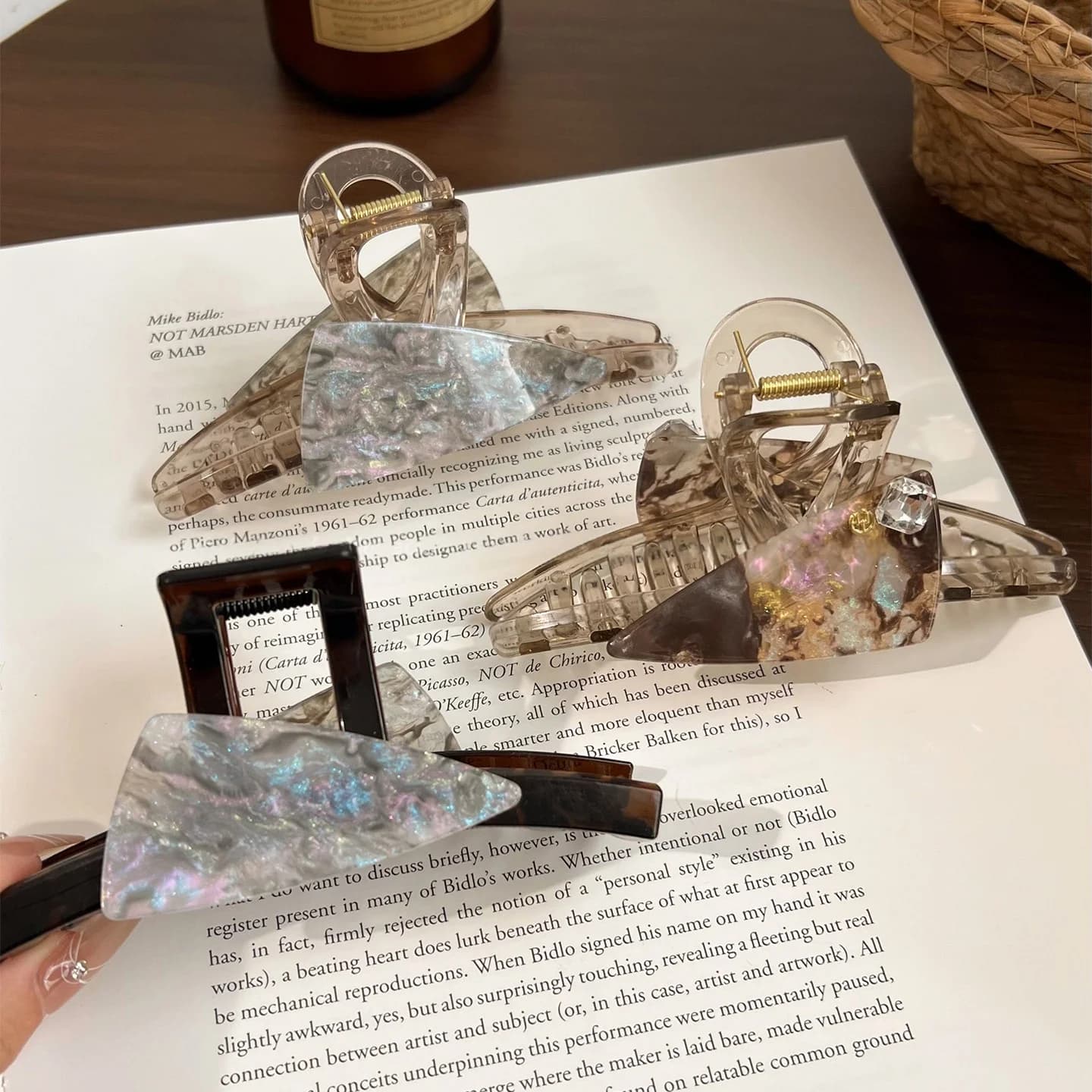 French Style Chic Hair Claw Acetate Acid Triangle Hair Clip Non Slip Back Of Head Shark Clips 2026 New Fashion Hair Accessories