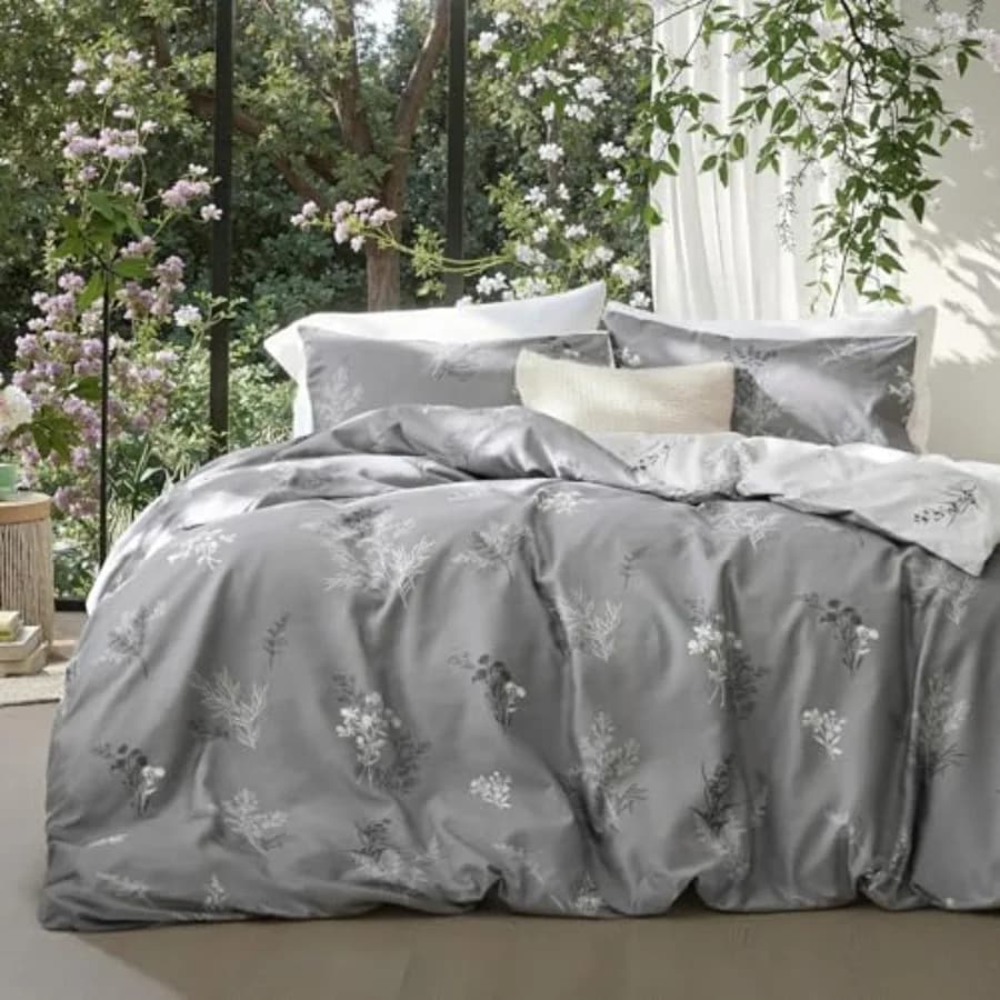 Reversible cover with zip closure, set of 3 pieces with 8 corner laces and 2 20"x2 pillowcases