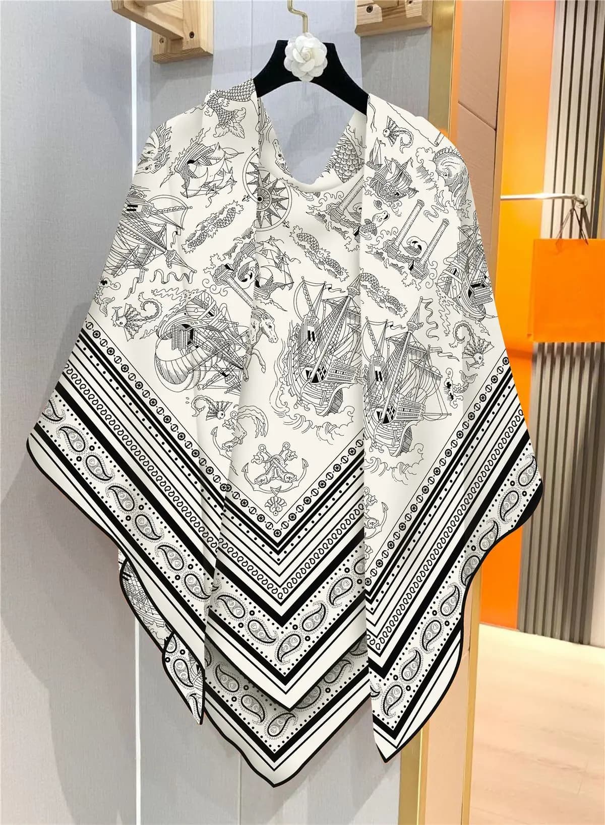 Sciarpa da Donna 130cm x 130cm con Stampa alla Moda Stile Nautico, Design con Stampa a Caldo