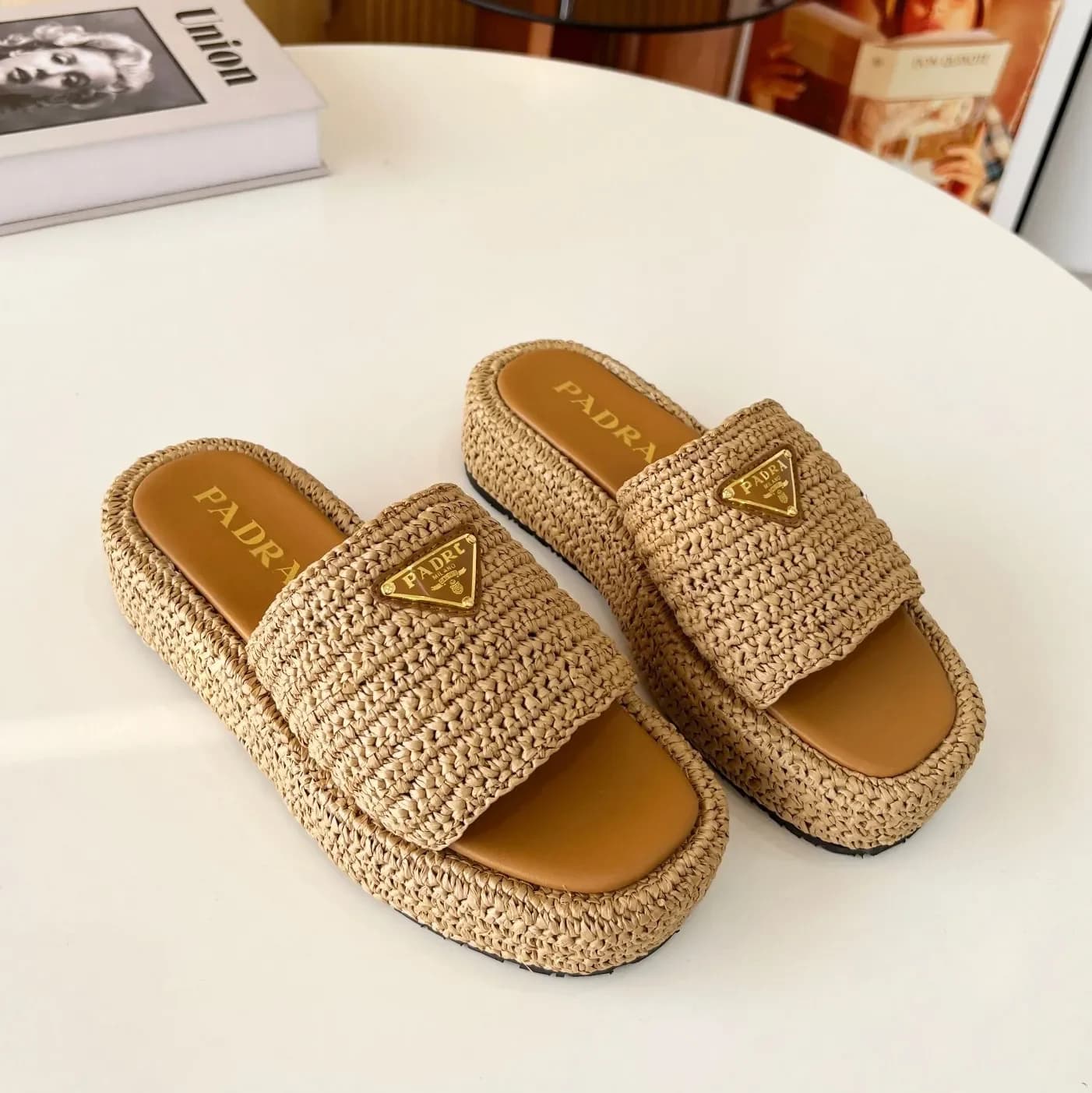 Sandali di design da donna, ciabatte con plateau, sandali all'uncinetto, sandali da spiaggia con fibbia, ciabatte di design estive