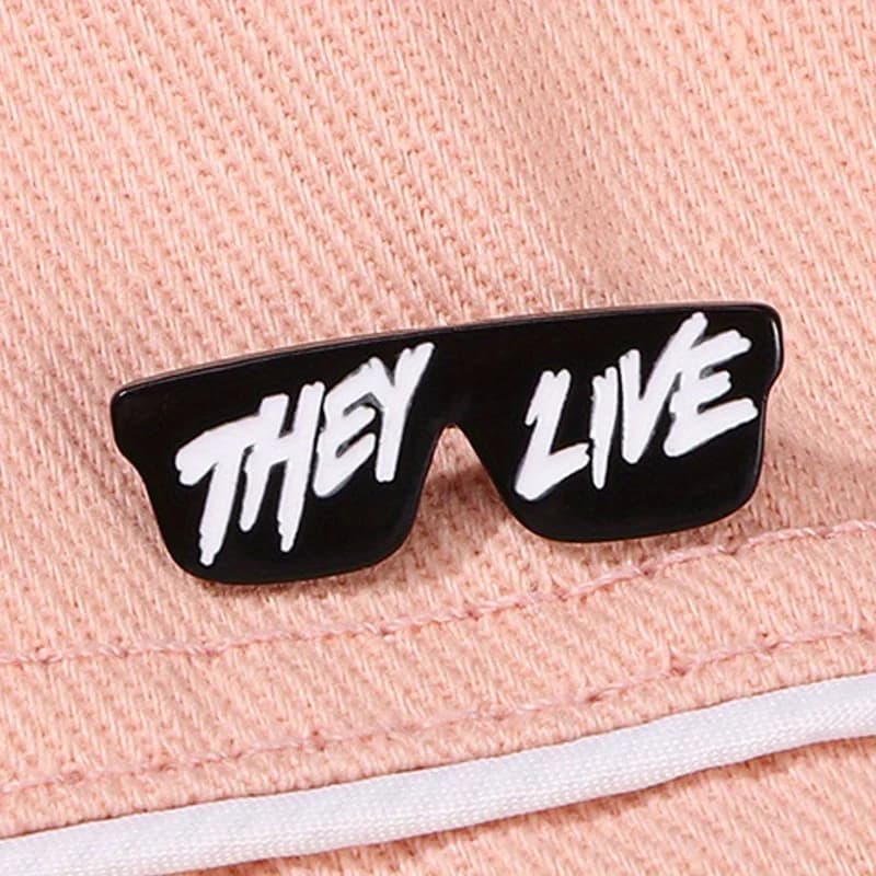 "They Live" Interessante spilla per occhiali neri Occhiali da sole Abbigliamento Cappelli Borse Distintivi decorativi
