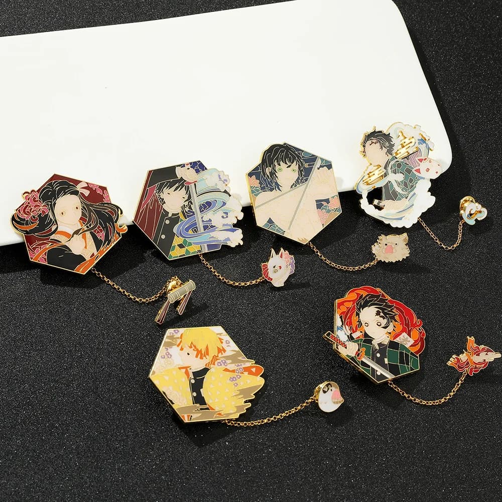 Spilla Anime Personalizzata Kamado Tanjirou, Distintivo in Metallo Smaltato, Gioiello, Accessorio per Zaino e Abbigliamento, Regalo