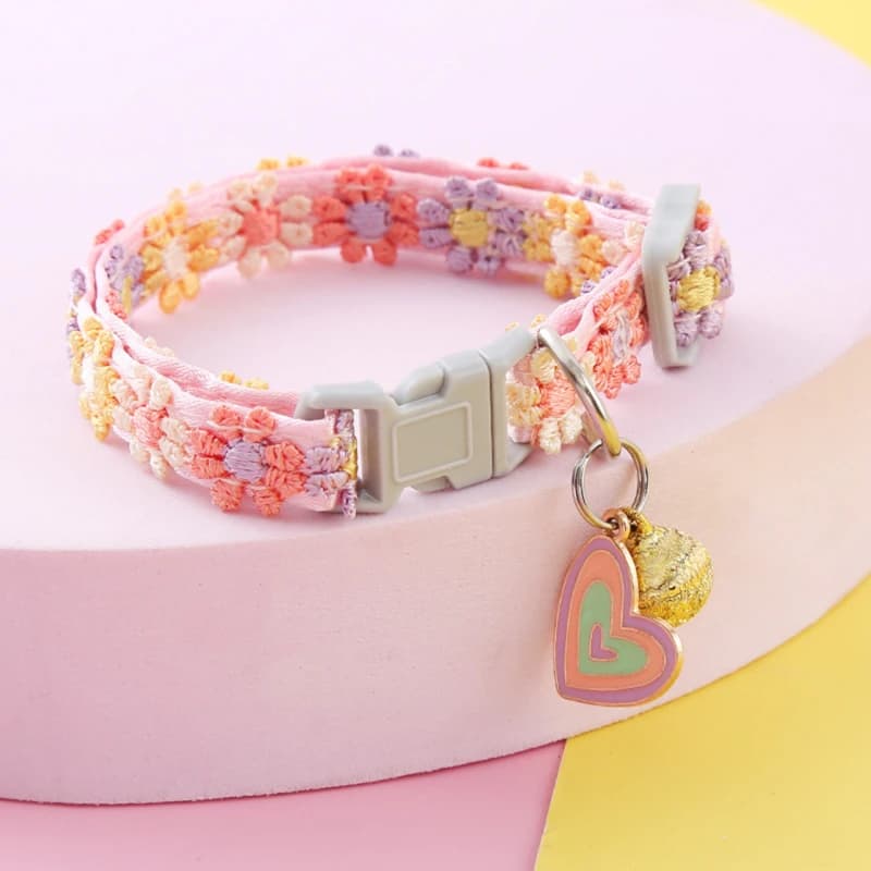 Collare per Animali Domestici: Collana Colorata con Fiore in Pizzo, Gioiello per Gatti e Cani, Campanello, Accessori Essenziali per Animali Domestici