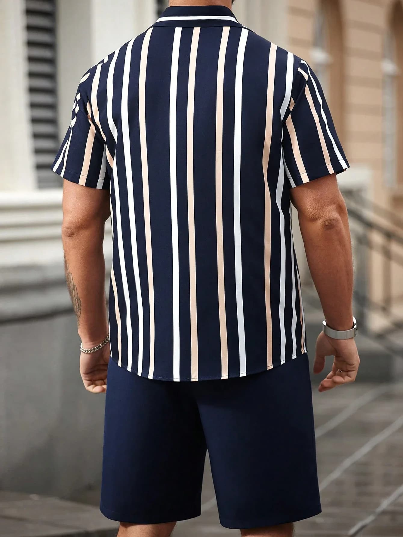 Set di camicia a maniche corte a righe e pantaloncini da uomo, outfit casual estivo