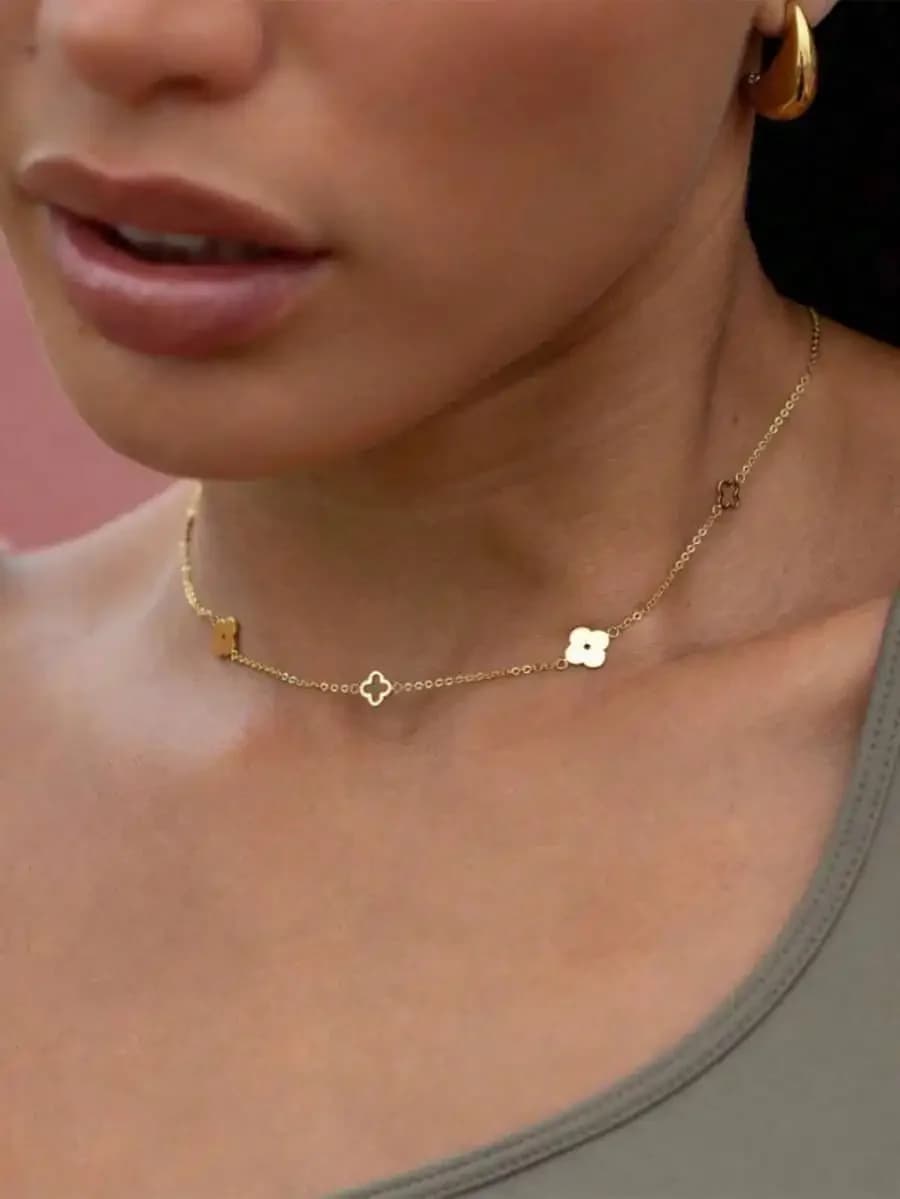Collana Minimalista con Ciondolo a Quadrifoglio e Fiore di Prugna in Acciaio Inossidabile per Uso Quotidiano Femminile