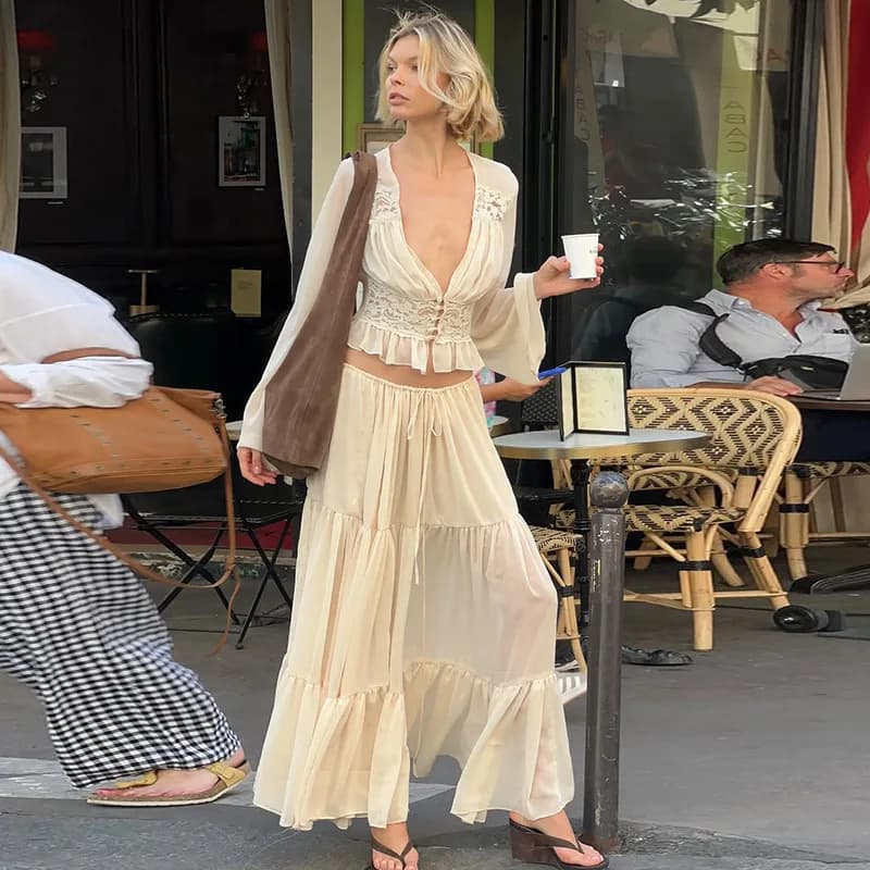 Completo due pezzi da donna Boho: Top corto in pizzo a maniche lunghe trasparente e gonna lunga a balze a vita alta in chiffon – Outfit estivo per feste in spiaggia