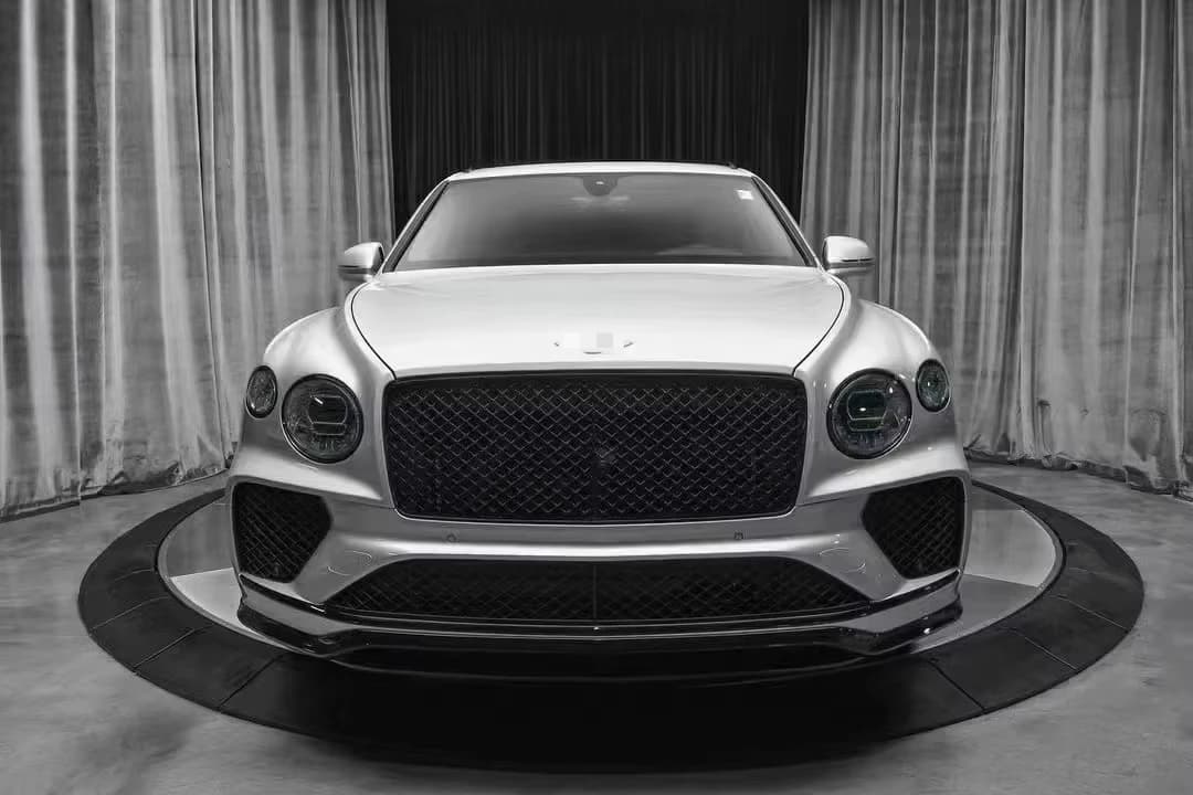 Kit Carrozzeria Personalizzato Compatibile con Bentley Bentayga Modello SP, Spoiler Anteriore, Diffusore Posteriore, Finiture in Fibra di Carbonio