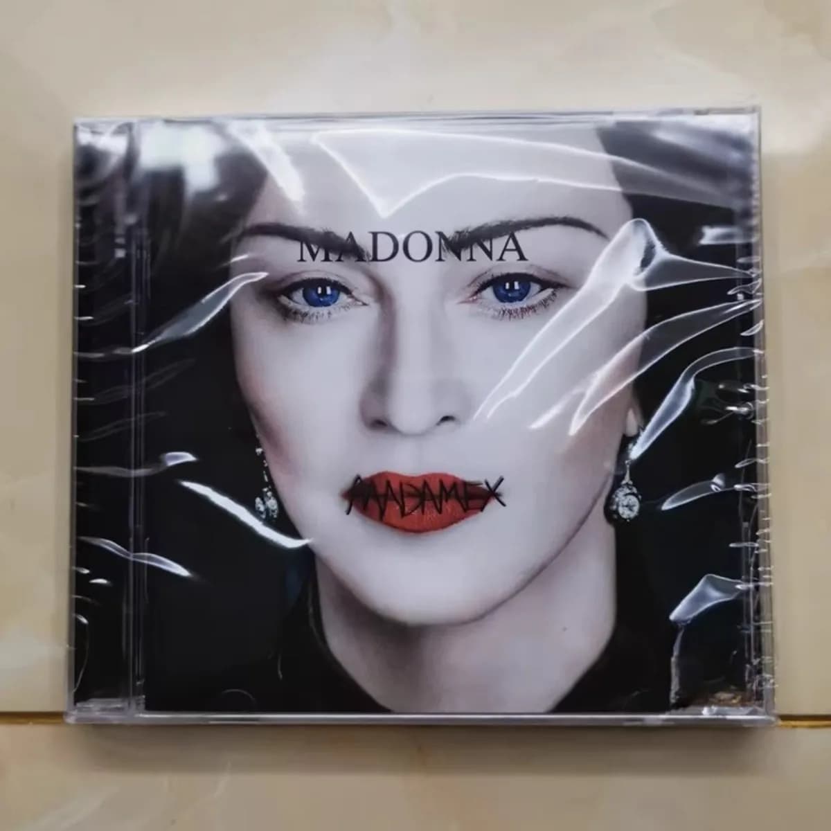 Madonna Madame X – Musica Pop Elettronica Esperimentale, Danza Latina, Dark Pop, Influenze Globali, Voci Femminili Iconiche, Oggetto da Collezione