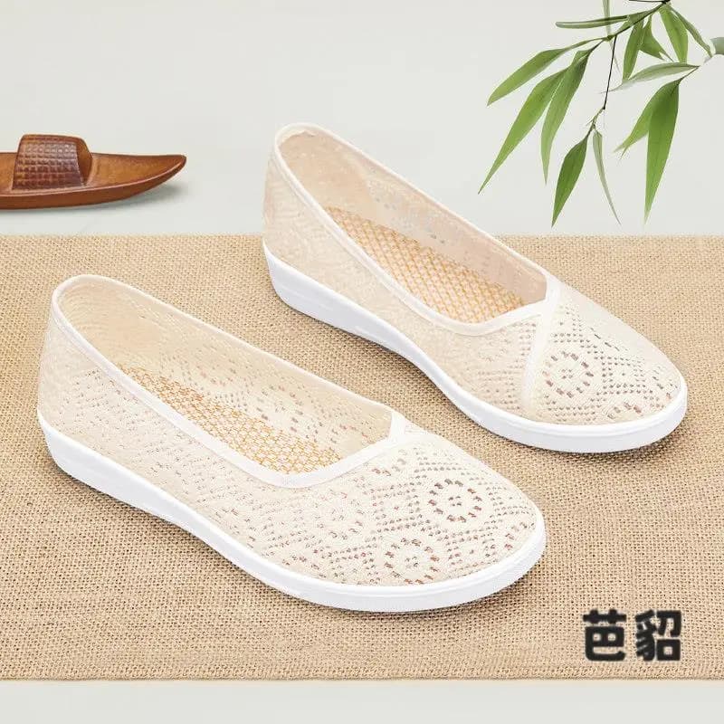 Beijing Ladies Soft Bottom Breathable Summer Sandals Casual Flat Heel Traditional Cloth Shoe Net Top Slip-On Mom Sneakers