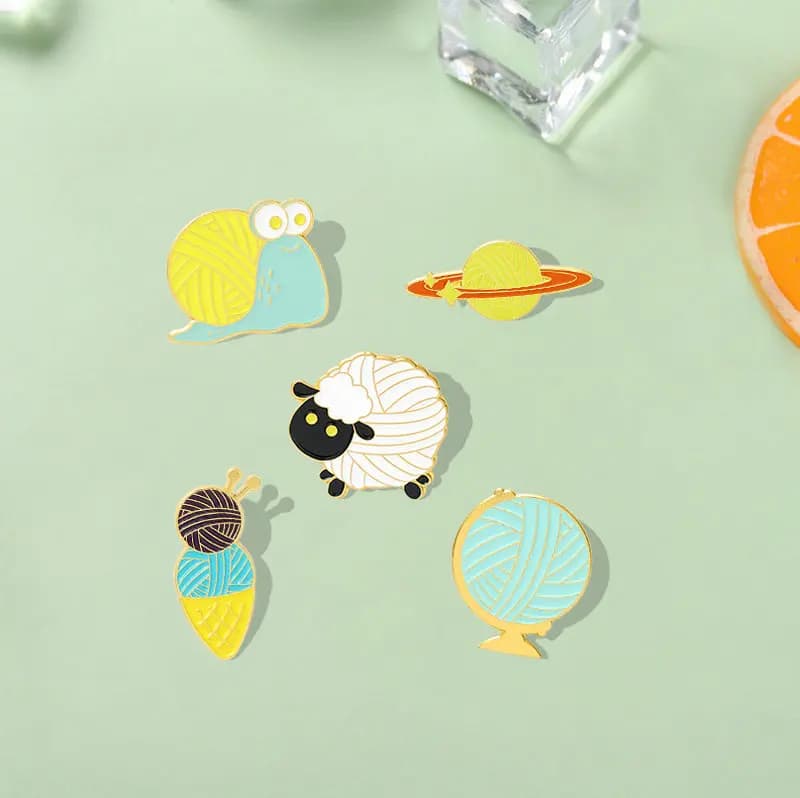 Spille smaltate Custom Sheep Snail Globe Ice Cream Planet spilla risvolto Badge Bag Cartoon Jewelry Gift for Kid Friend Ball of Yarn