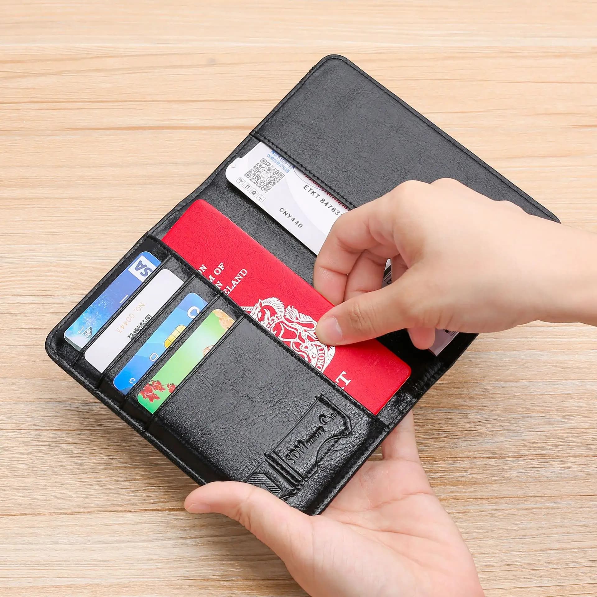 Porta Passaporto Sottile con Fascia Elastica - Organizzatore da Viaggio in PVC Multi-Scomparto, Custodia Protettiva per Passaporto, Carte e Carte d'Imbarco