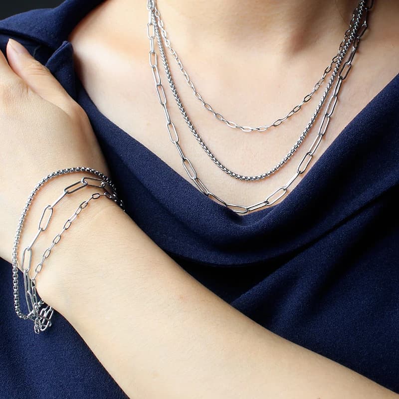Collana a catena con perline a tre strati placcata in oro 18 carati in acciaio inossidabile Bracciale con collana a catena con perline a strati in acciaio al titanio