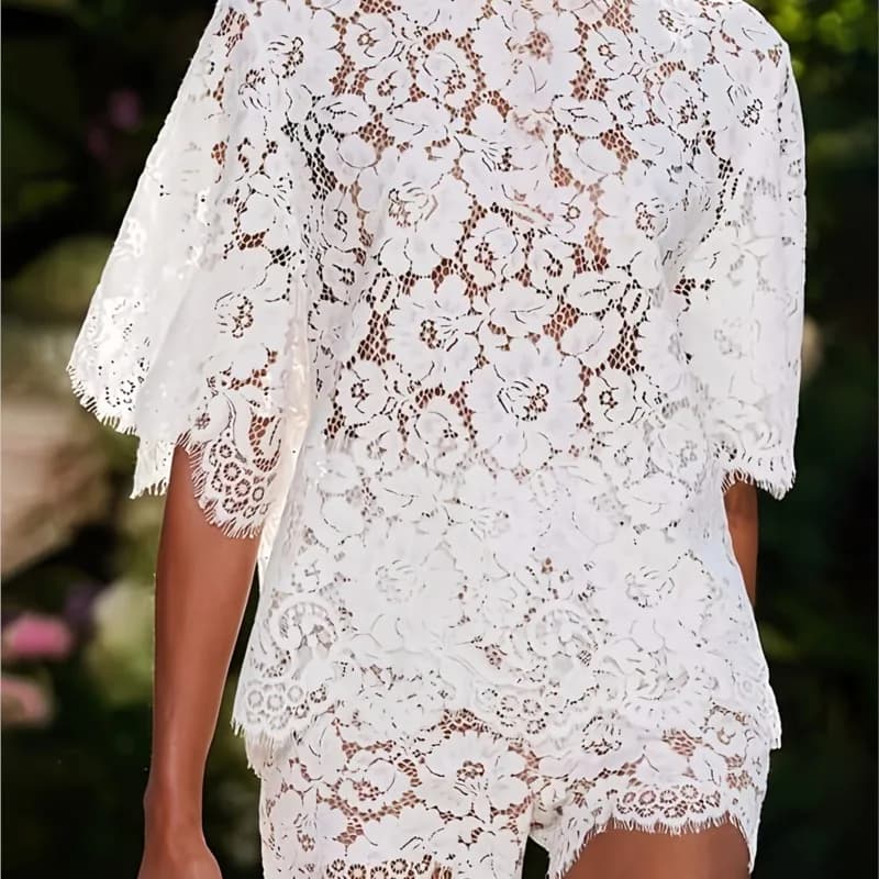Set Estivo da Donna in Pizzo Ricamato con Fiori Traforati, 2 Pezzi: Top con Collo a Polo e Bottoni e Pantaloncini, Completo Sexy e Alla Moda