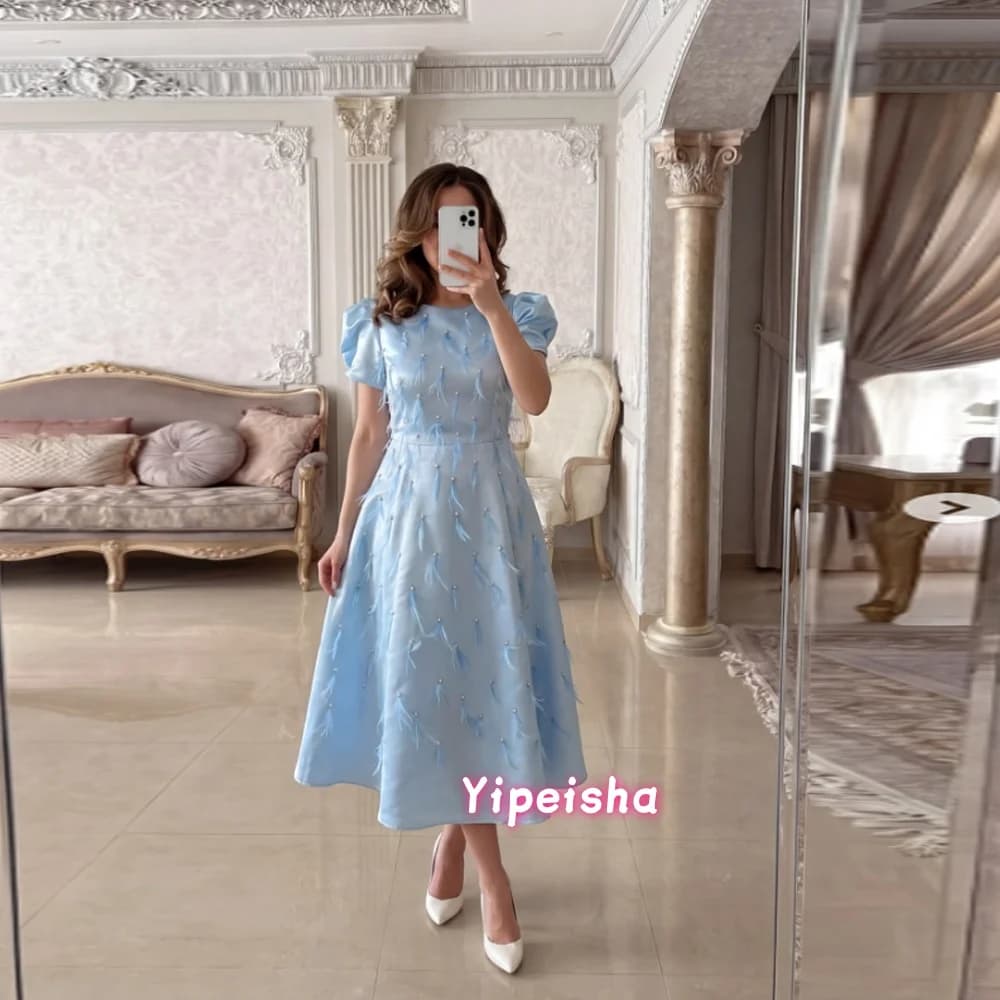 Abiti da Sera Personalizzati per Donna, Stile Moderno con Scollo Tondo, Linea ad A, Piume e Perline, Maniche Corte, Lunghezza al Ginocchio