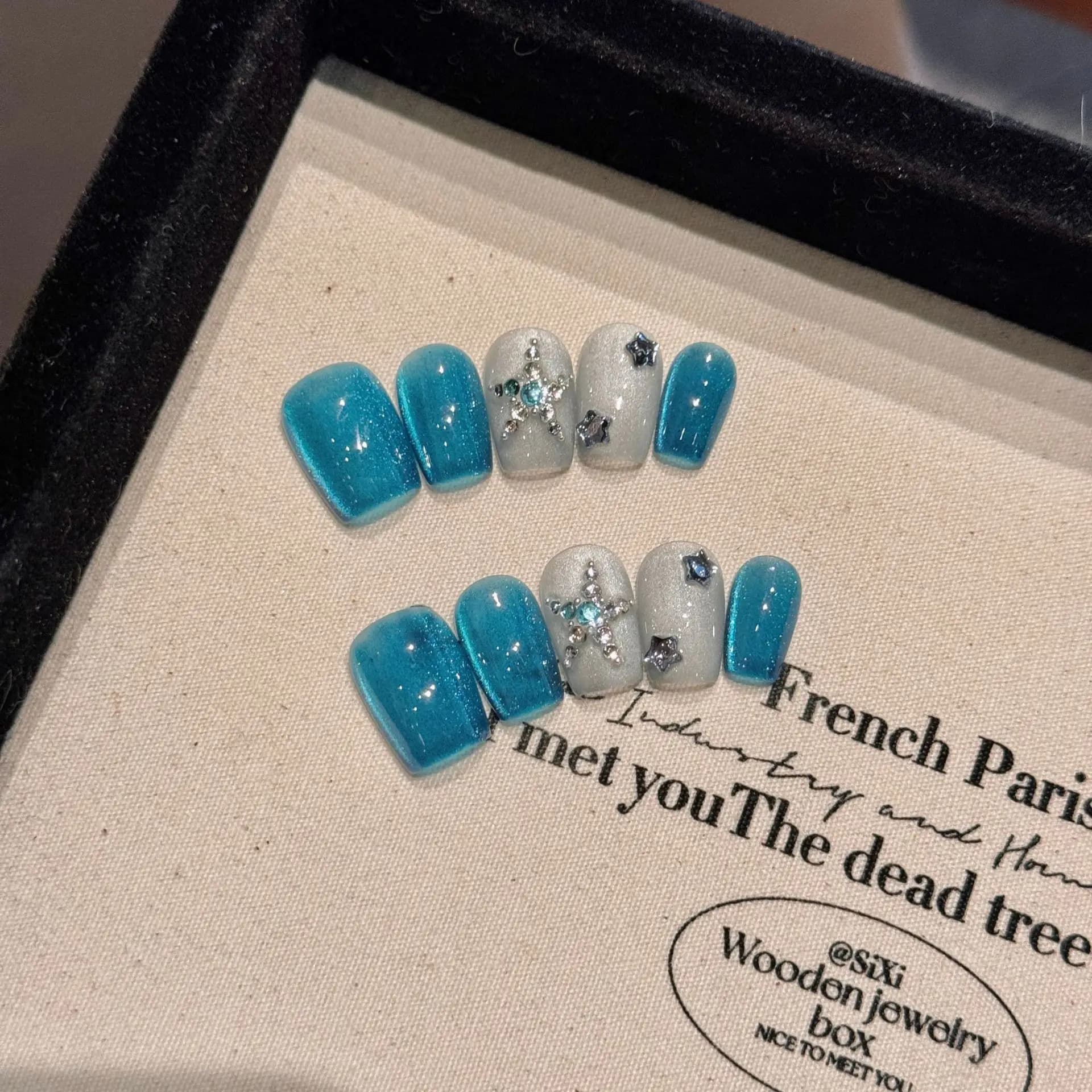 Hand-made print on the nails Ice Clear Blue Cat Eye tips for fake nails with wearable star rhinestones