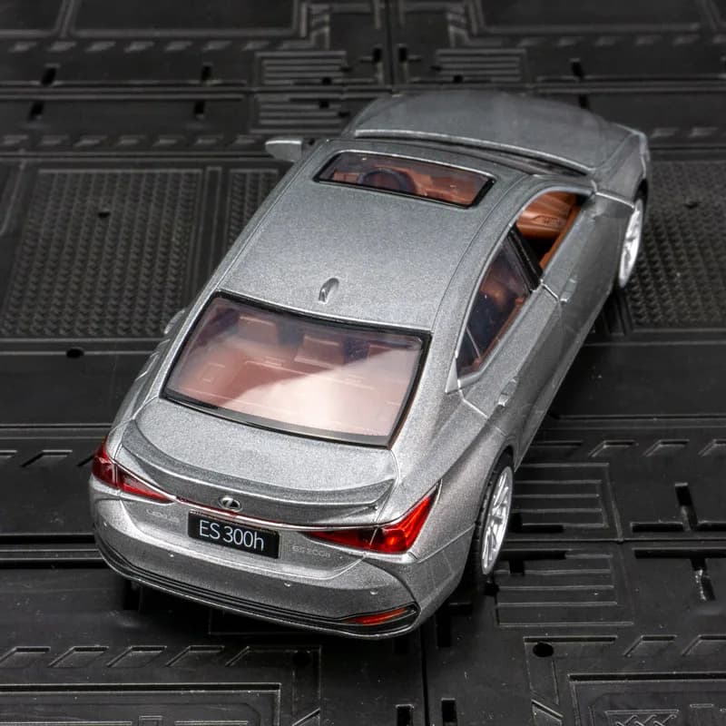 Modellino in lega Lexus ES300h in scala 1:35, con porte apribili, dettagli ricchi, lavorazione pregiata e buona qualità.